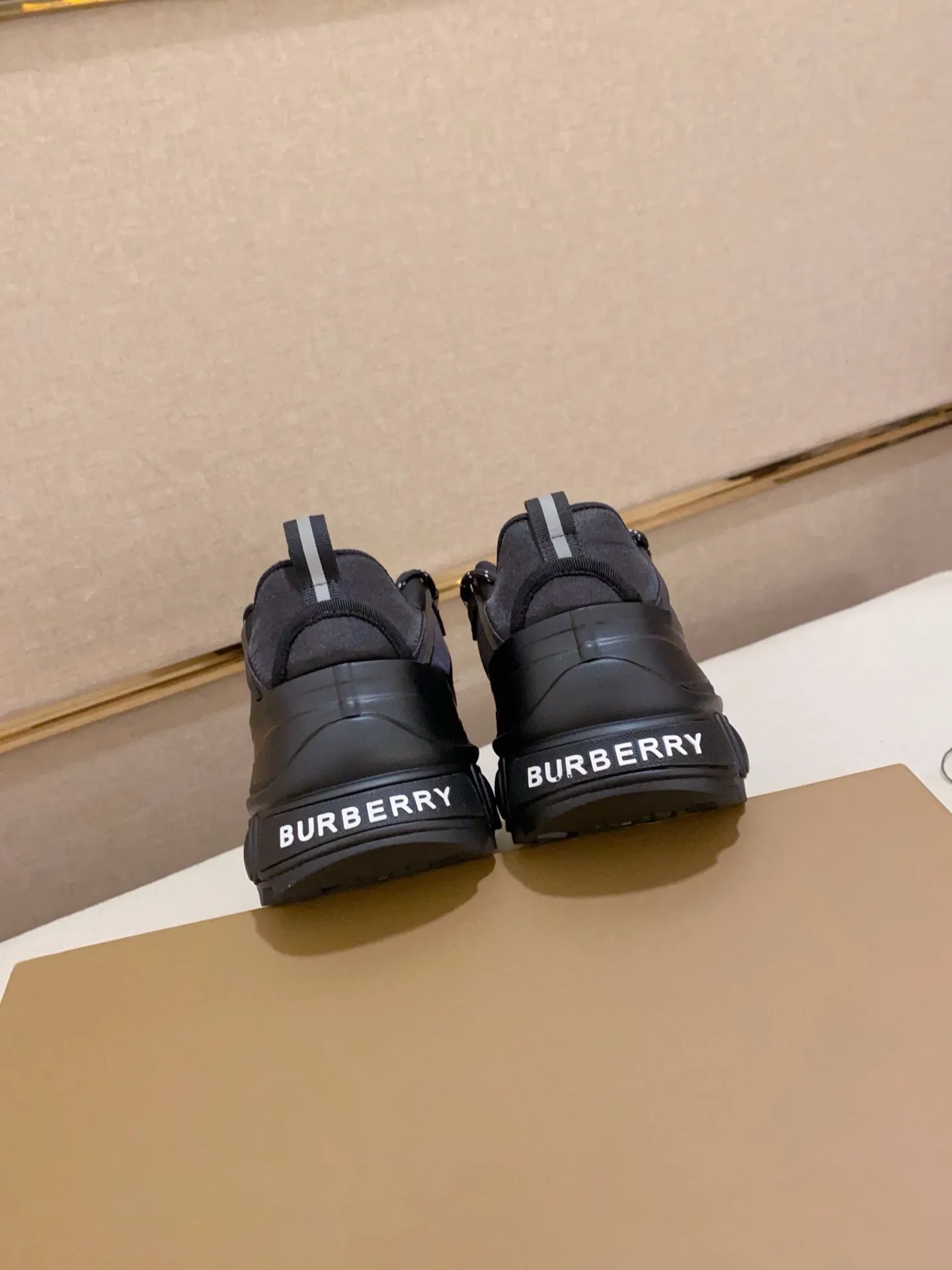 Men's shoes 💰: 680💰🇮🇹🇮🇹BURBERRY top purchasing agents are available simultaneously at the counter. 🔍🔍Synchronized sales. Positive code number: 38-46. Italian imported cowhide, fully imported sheepskin lining, sole: original sole provided by the original factory, exclusive movable molded sole, super comfortable, original factory follow-up goods, 🔍🔍high quality, you can enter and exit the counter at will, welcome to compare